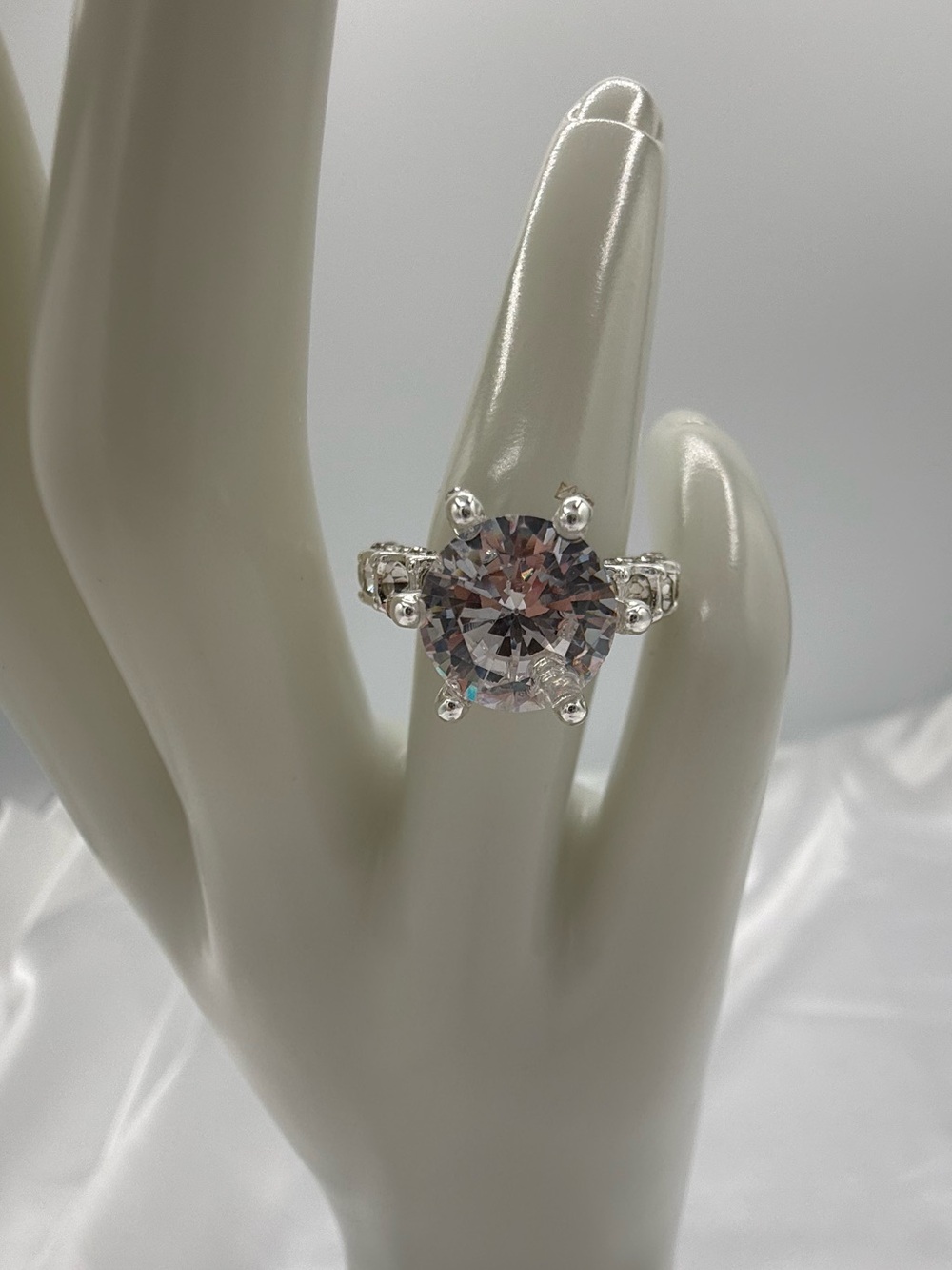 925 Silver Size 6 Classic Moissanite Like Solitaire Engagement 3 Carat Elegant